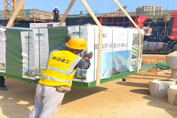 高層建筑施工中，塑面建筑模板的成本與傳統(tǒng)模板相比如何？